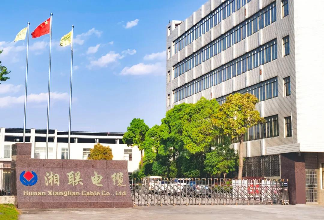 今日小雪，用一組湘聯(lián)小伙伴拍攝的美照來迎接廠區(qū)的冬天！